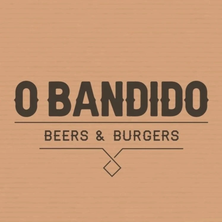 O Bandido em letras escuras sobre fundo de madeira, com a indicação Beers & Burgers por baixo.